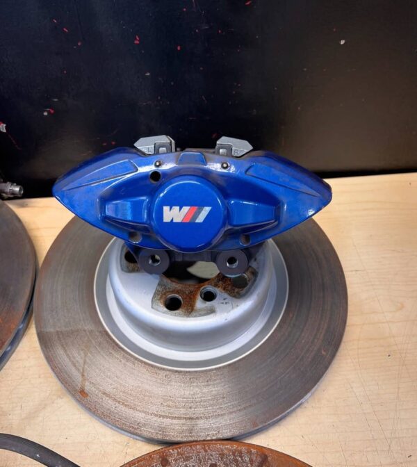 BMW F-Chassis M Performance Brake Set Big brake calipers, brake disc rotors, brake pads!  Fits any F-Chassis 2,3,4 Series bmws! F30,F31,F32,F33,F36,F22,F23  Brake calipers are in great shape. One side has some heavy scuffs on the top as well as damaged brake pads. Brake discs have no lip and look to be nearly new as well as brake pads. - Image 3