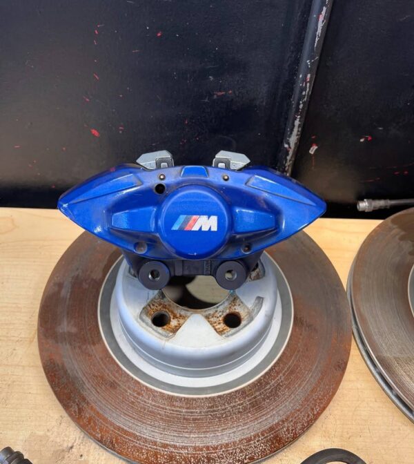 BMW F-Chassis M Performance Brake Set Big brake calipers, brake disc rotors, brake pads!  Fits any F-Chassis 2,3,4 Series bmws! F30,F31,F32,F33,F36,F22,F23  Brake calipers are in great shape. One side has some heavy scuffs on the top as well as damaged brake pads. Brake discs have no lip and look to be nearly new as well as brake pads. - Image 4