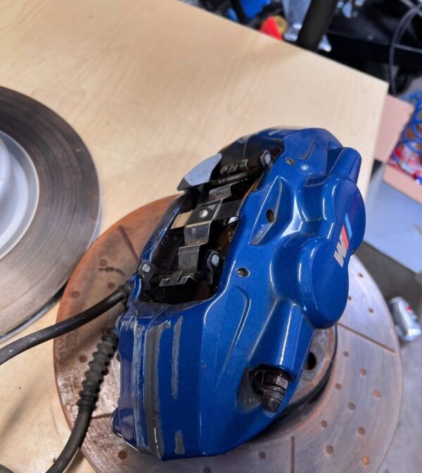 BMW F-Chassis M Performance Brake Set Big brake calipers, brake disc rotors, brake pads!  Fits any F-Chassis 2,3,4 Series bmws! F30,F31,F32,F33,F36,F22,F23  Brake calipers are in great shape. One side has some heavy scuffs on the top as well as damaged brake pads. Brake discs have no lip and look to be nearly new as well as brake pads. - Image 6